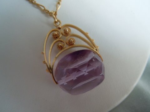 The amethyst "spins" or rotates, exposing any surface