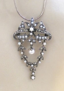 'GARLANDS & FESTOONS' jewel of 30 pearls