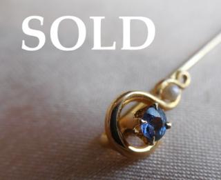 "CADEUSIS" Blue Sapphire & Pearl Stickpin