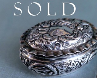 EDWARDIAN STERLING PILL BOX, oval