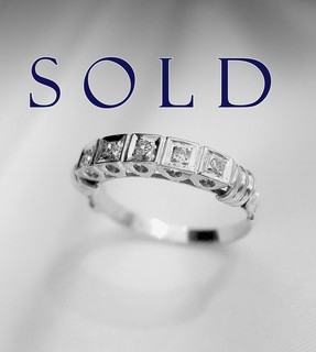 "ROUND-IN-SQUARE" Five Diamonds band ring