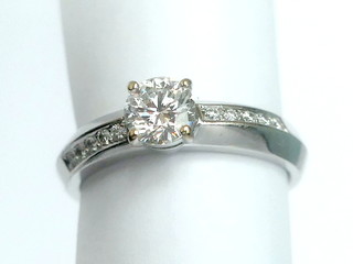 9/10 CARAT TOTAL (.70ct center) DIAMOND RING