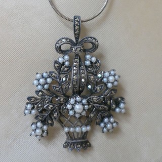 'FLOWERS IN A BASKET' pendant/pin jewel of 54 pearls