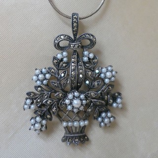 'FLOWERS IN A BASKET' pendant/pin jewel of 54 pearls