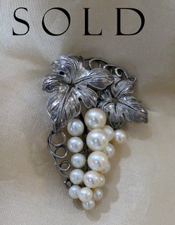 GRAPE CLUSTER BROOCH OF MALLORCA PEARLS