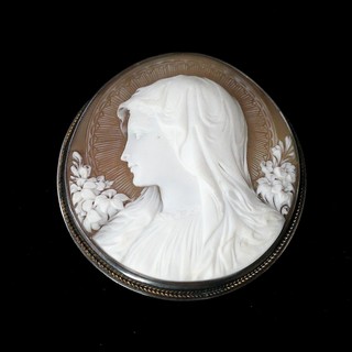 Signed Shell Cameo, by master carver GIOVANNI NOTO (Italy, 1902-1985, Torre del Greco)