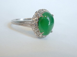 GREEN JADE & SIXTEEN DIAMONDS RING.