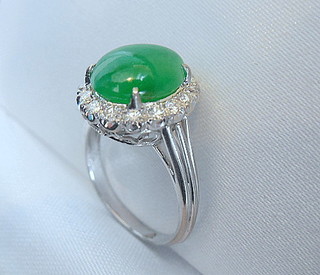 GREEN JADE & SIXTEEN DIAMONDS RING.