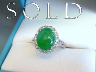 GREEN JADE & SIXTEEN DIAMONDS RING.