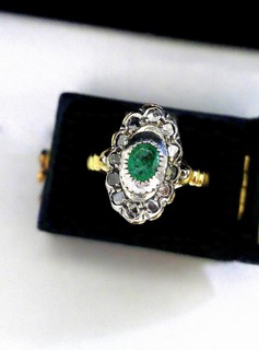 REVIVALIST 18K OVAL-TOP RING, EMERALD AND TWELVE LASQUE-CUT DIAMONDS
