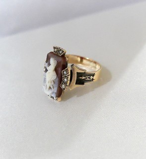 VICTORIAN HARDSTONE CAMEO RING WITH NATURAL SPLIT PEARLS, 14k 