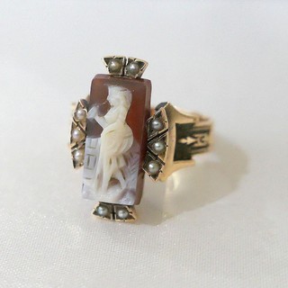 VICTORIAN HARDSTONE CAMEO RING WITH NATURAL SPLIT PEARLS, 14k