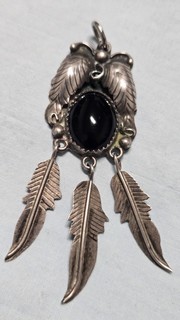 "THREE FEATHERS"AMERICAN SOUTHWEST SILVER PENDANT with Black Onyx