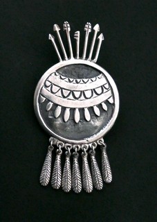 DRUM / SHIELD, ARROWS & FEATHERS pin