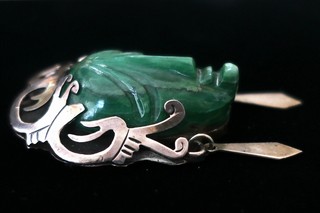 FACE OF A MAYAN / AZTEC RULER Mexican Sterling & Carved Green Stone Pendant Brooch