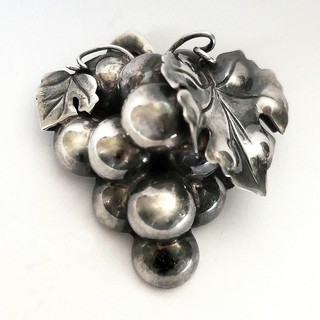 MIGUEL MELENDEZ (signed) GRAPE CLUSTER & LEAF brooch