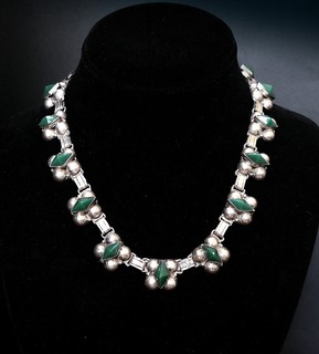 17" STERLING SILVER NECKLACE OF GREEN STONES IN QUATREFOILS